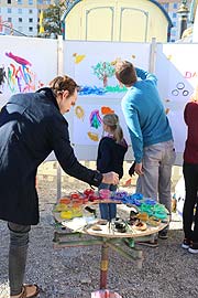 Draussen in der Pause durfte auch gemalt werden (&copy;Foto: Martin Schmitz)